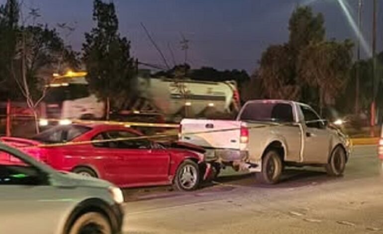 Choque por Alcance de un Mustang Rojo Contra una Camioneta Pick UP, Causando la Muerte de un Hombre