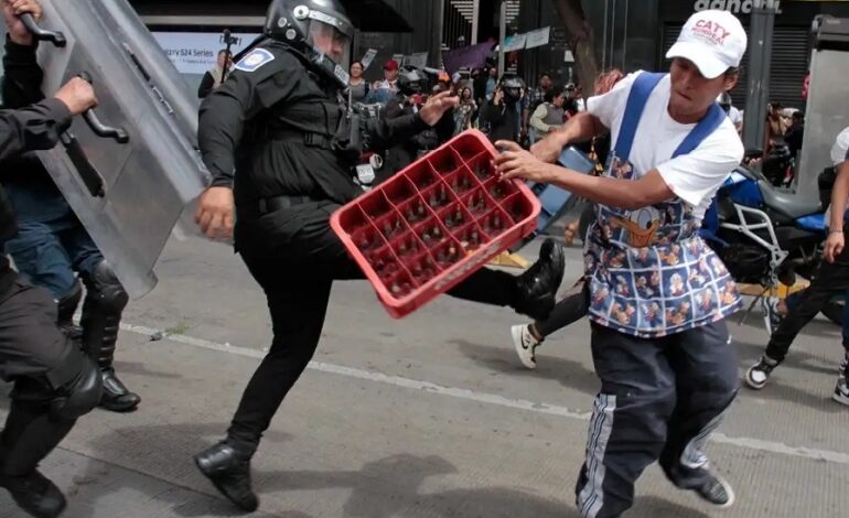 Comerciantes Ambulantes se enfrentaron a un grupo de choque y policías municipales en la Plaza Constitución de Pachuca
