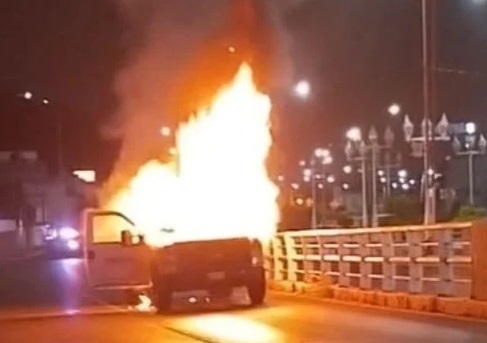 Grúa  del Ayuntamiento de Pachuca se incendia en el Río de las Avenidas Por Fallas Eléctricas