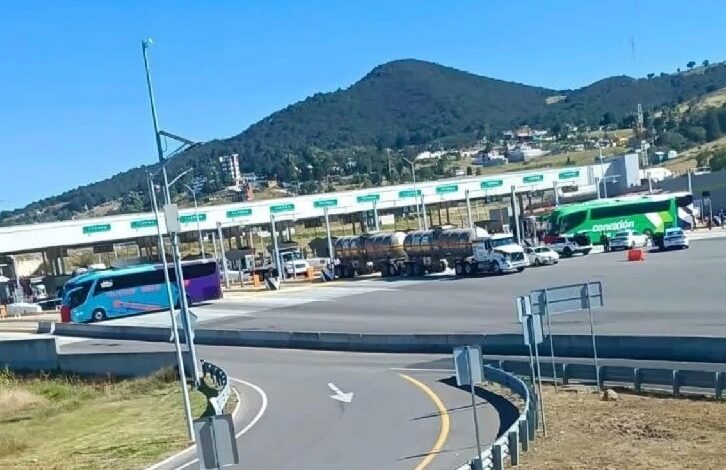 Alumnos de la Escuela Luis Villareal “El Mexe” Bloquean la Carretera la México–Tuxpan
