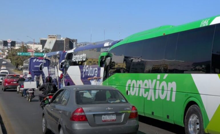 Estudiantes de la Normal Luis Villarreal el Mexe Secuestran Cinco Unidades de Transporte y Provocaron Bloqueos Parciales en El Sur de Pachuca este miércoles.