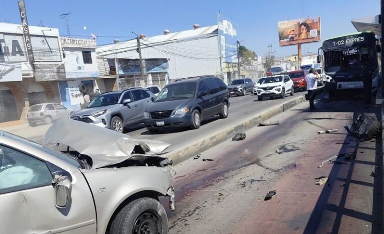 Choca su Auto Tras loca Carrera Contra el Tuzobus: Dos Lesionados