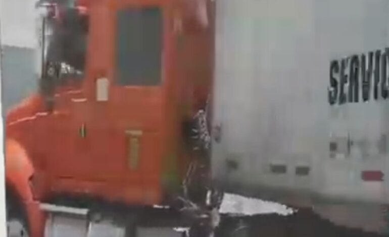 Percance de un Tráiler con Unidad del Transporte Metropolitano
