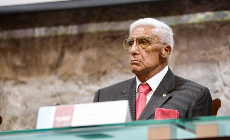 UAEH Reconoce al Licenciado  Rafael Arriaga Paz por contribuir al desarrollo institucional