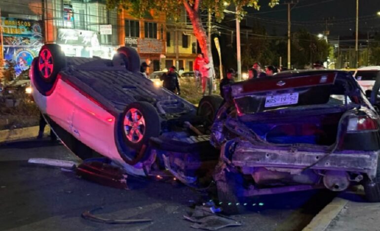 Vehículo Volcó Sobre El Bulevar G. Bonfil, En Pachuca, Dejando Como Saldo Preliminar Tres Personas Lesionadas.